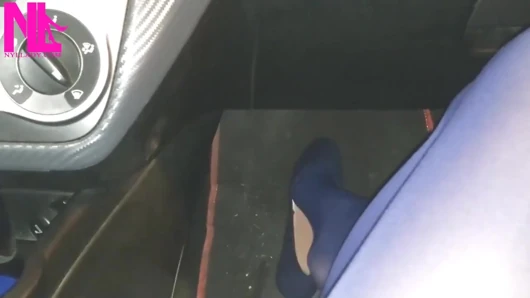 Benzin istasyonunda mavi külotlu çorap ve mavi dairelerde sarkma ve ayakkabı oyunu