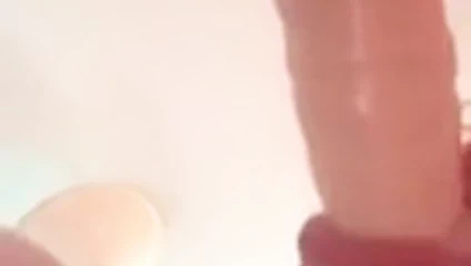 Kırmızı dudaklar eğleniyor