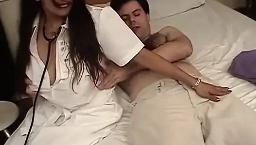 Büyük doğal göğüsler üçlü amcık sikişi... göte boşalma