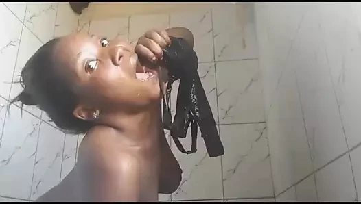 Ateşli, ıslak ve sutyenimi işiyorum