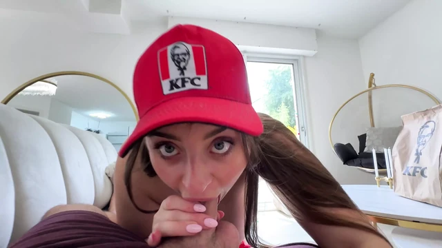 Я предлагаю ему Kfc, если он трахнет меня жестко!