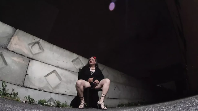 Geceleri çapraz giyinme ve dışarıda olma sanatı. yarak emmeye hazır ve istekli.