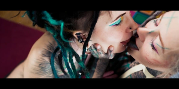 İki dövmeli dreadhead ile sinematik çifte oral seks