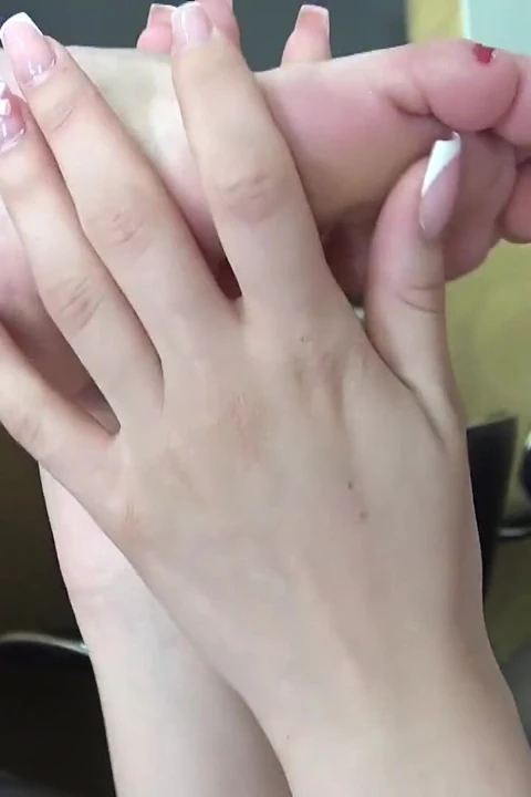 Azgın esmer hatun orta yaşlı seksi kadının ayaklarını yalıyor
