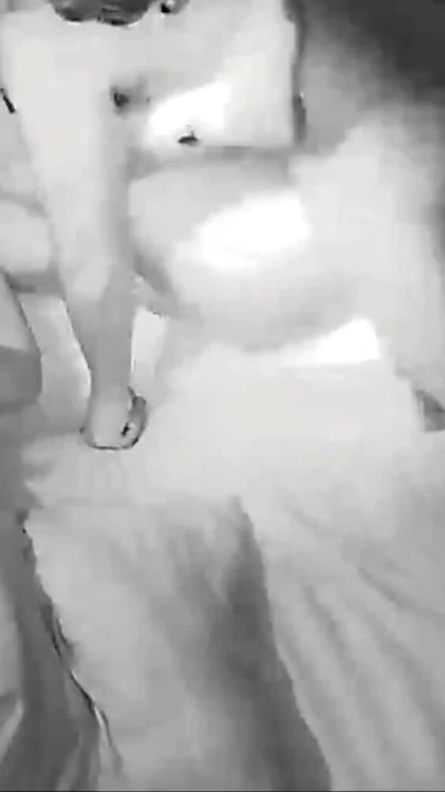 Сногсшибательный момент из "Возбужденной домохозяйке трахают в рот, трахают пальцами, трахают игрушкой, и затем мастурбирует игрушкой ее киску, чтобы закончить"