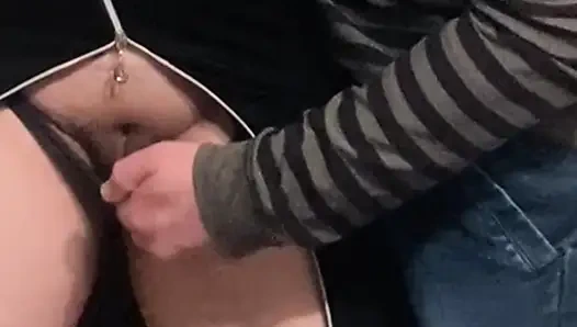 Omg!!! Kalabalık metrodaki yabancı - amcık parmaklıyor