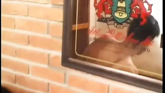 Adam ve sürtük iki kadın bir erkek biseksüel grup sekste sikiliyor ve sonra adam boşalıyor