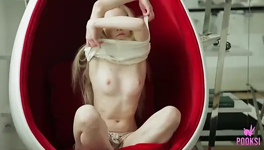 Liz sıkı göt deliğine ve ıslak amına cam dildo sokuyor!