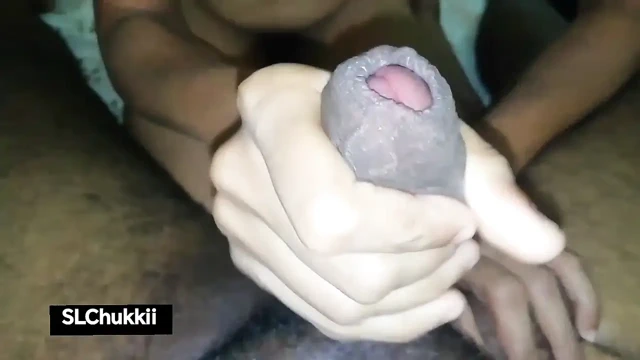 Hintli üvey kız kardeşim göğüslerin oynamasını istiyor - ağzına boşalma