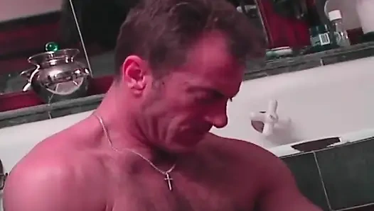 Banyoda baştan çıkarıcı esmer: tutkulu oral zevk