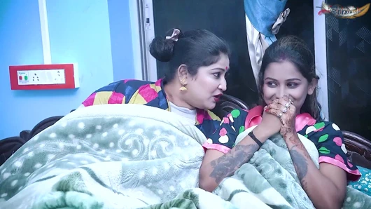 Üvey babanın karısının önünde üvey kızıyla gizli hardcore fuck ( Hintçe ses )