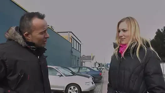 Amatör sarışın için büyük bir horoz