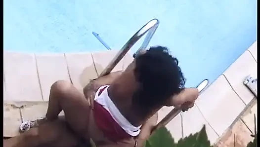 İngiliz çift Fransız kır malikanesinde açık havada sikişiyor