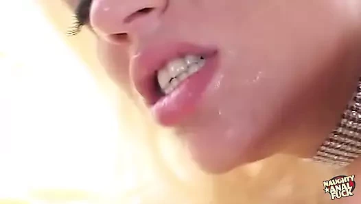 Ateşli sarışın anal dörtlü sekse hazırlanıyor