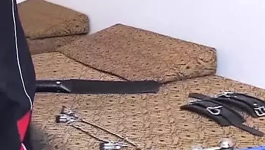 Efendisi tarafından domine edilen maskeli Alman sarışın