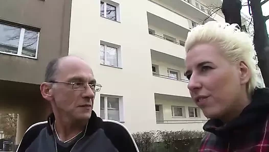 Kısa saçlı sarışın yaşlı adam tarafından sikiliyor