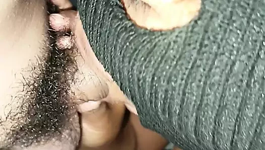 Yine yemek teslim ediyor, çevrimiçi motosiklet taksilerini sikinin üzerinde emmeye davet ediyor