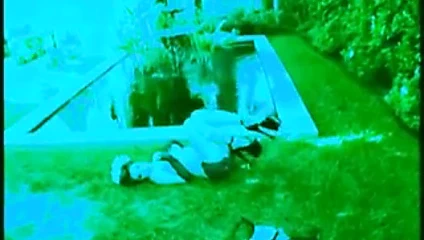 Muhteşem ve az giyinmiş burlesque güzellik kameraya poz veriyor