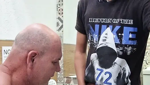 Baba genç bir arkadaşını emiyor