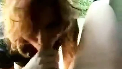 Parlak ibne üfleme bir adam içinde onun minibüs