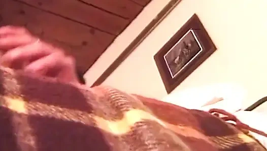 Olgun esmer çılgınca işiyor ve şişkin rosebud'a gösteriş yapıyor