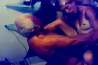 Bremenna kurva se ebe s dqdka