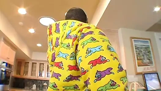 İri göğüslü sarışın kadın kanepede büyük bir yarakla sert sikiliyor