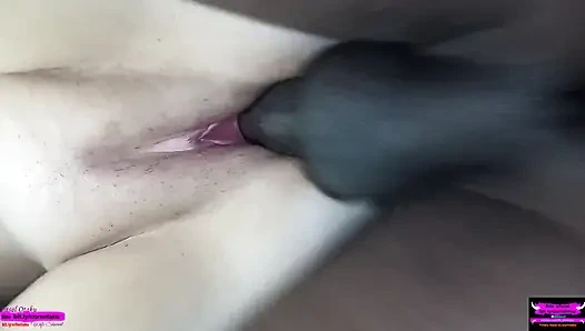 Kocasının önünde büyük yaraklı bir arkadaşıyla sikişiyor # 6