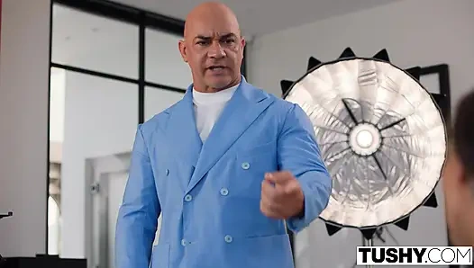 Tushy anal-çılgın ateşli kız Amirah Adara iki büyük yarakla sikiliyor