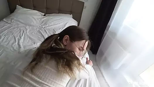 Üvey kız kardeşimin sıkı amını esnetiyorum ve büyük götüne boşalıyorum - anny walker