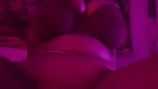 Yalnız zenci dildoya biniyor