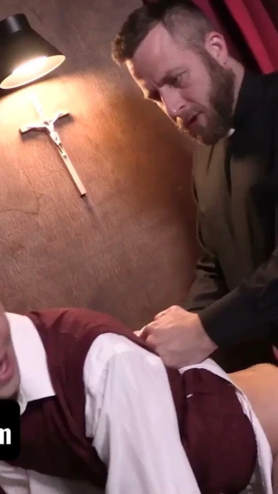 Evet baba - yakışıklı adam hardcore seks yapan bir meslektaşını gördükten sonra şehvet dolu | Klip 2