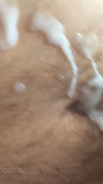 Boşalmış bir öğrenci , büyük bir babanın sikini emdi ve yüzünde ve vücudunda cumshot'lar var ! | Klip 2