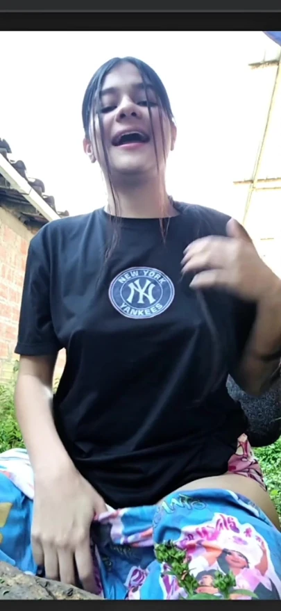 Seksi kız hayranları için yayın yapıyor ve kendine dokunuyor