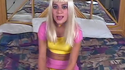 Küçük yarağının acınası boşalmasıyla yüzünü boyar