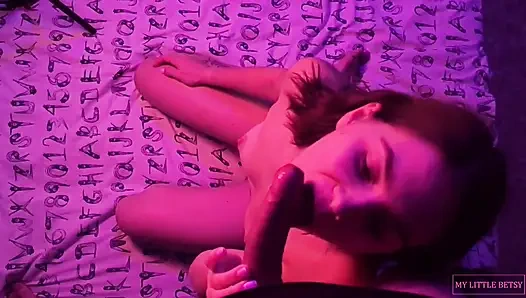 Sulu sakso çektikten sonra sevimli genç kızın yüzüne büyük boşalma