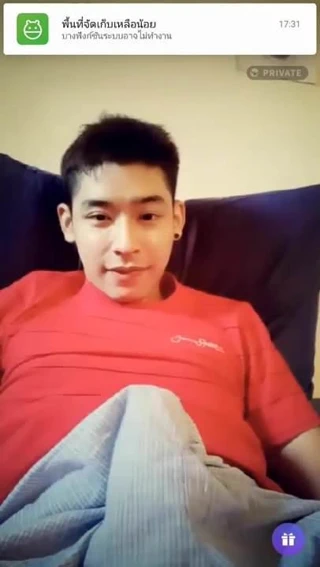 Sevimli utangaç Tay twink web kamerası üzerinde masturbasyon yapıyor (2'07'')