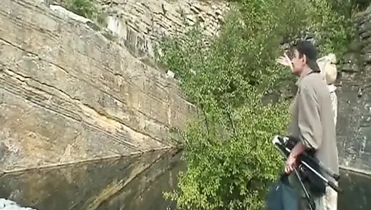 Büyük memeli nine ve genç kız açık havada bir yarağı memnun ediyor