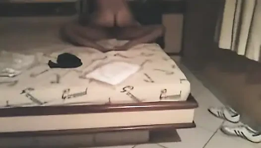 Cuckold, Karısını Sevgilisine Sararak Çekiyor