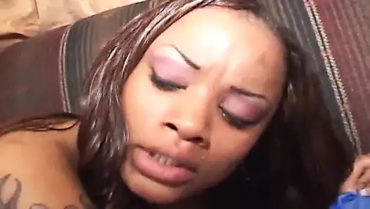 Çarpıcı ateşli esmer zenci yuvarlak götünü dölle kaplatıyor