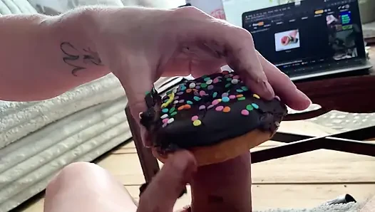 Siyah çikolatalı yarak yiyor döl kaplı çörek ve sprinkles