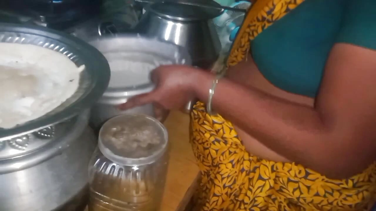 Karısının yemek yaparken göğüslerini sıkan Hintli koca