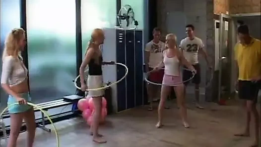 Ben azgın bir sürtüğüm ve pilates hocamın ıslak amcığımı sikmesine izin veriyorum