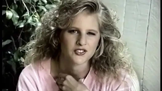 Sarışın seksi hatun klasik amcık sikiyor büyük yarak emiyor