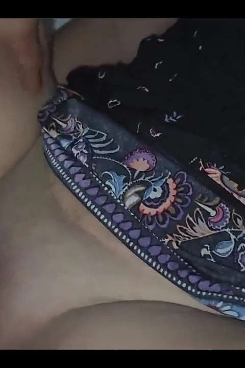 Xxx üvey kızımın elbisesini çıkarıyorum