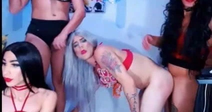Ateşli travesti gösterisi
