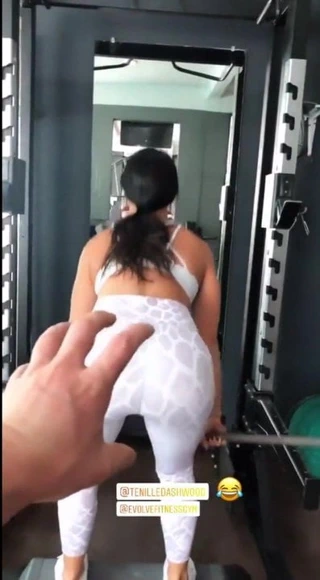 Tenille dashwood ağırlık kaldırıyor, mükemmel kıçını gösteriyor