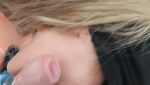 MILF (Orta Yaşlı Kadin) Sarışın Oral Seks Ile Döl Yutma POV