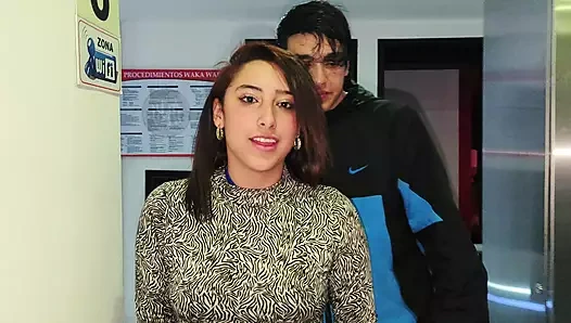 Komşum evinin dışında kalıyor ve kocası gelmeden önce onu evimde sikiyorum