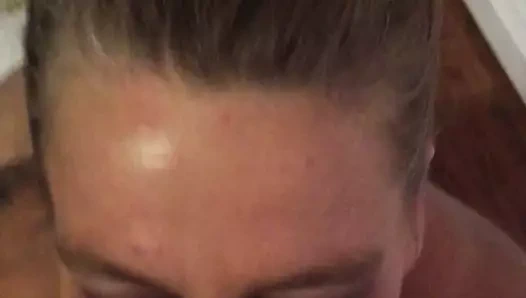 Bir sürtüğün yüzüne boşalma